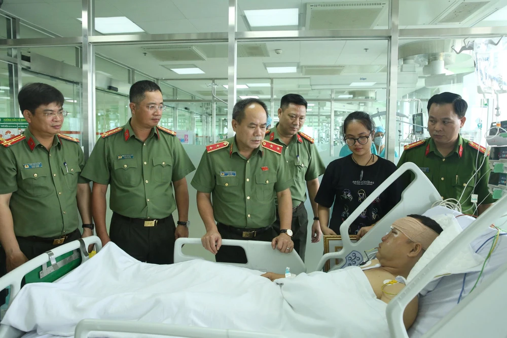 Giám đốc Công an Hà Nội cùng đoàn công tác thăm hỏi thăm Đại úy Lê Đình Công. Ảnh NGỌC BÍCH