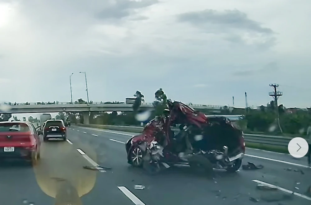 Ô tô con bẹp dúm sau tai nạn trên cao tốc Hà Nội – Hải Phòng