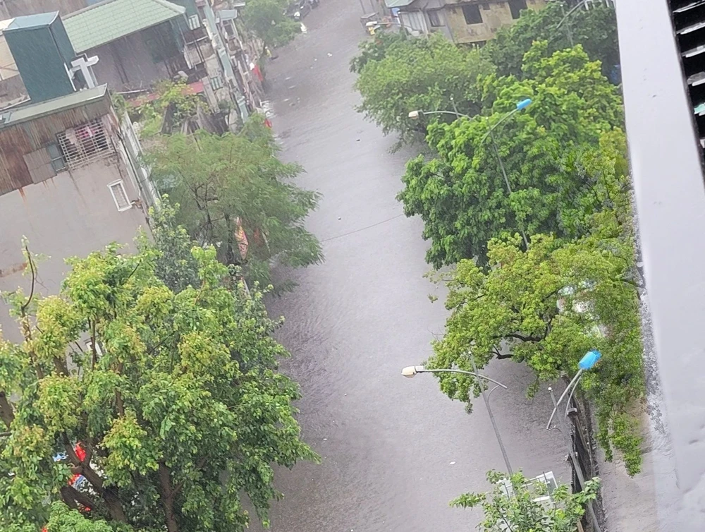 Ảnh hưởng của bão số 5, Hà Nội mưa suốt đêm, nhiều tuyến đường ngập nặng