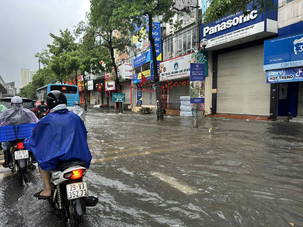 Ảnh hưởng của bão số 5, Hà Nội mưa suốt đêm, nhiều tuyến đường ngập nặng