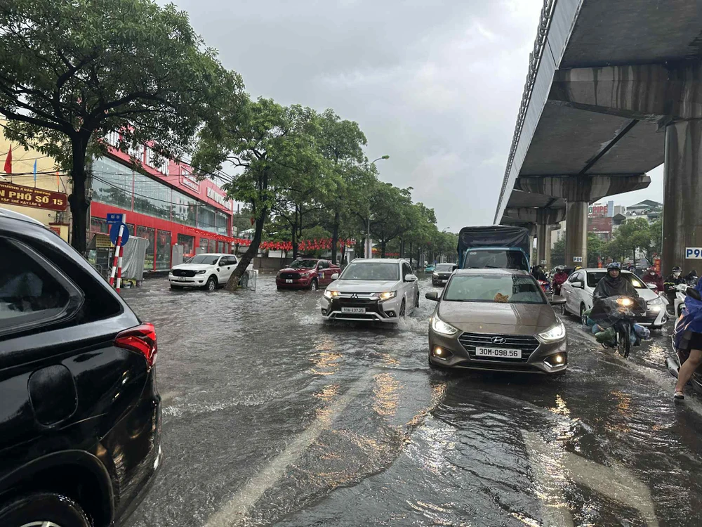 Ảnh hưởng của bão số 5, Hà Nội mưa suốt đêm, nhiều tuyến đường ngập nặng