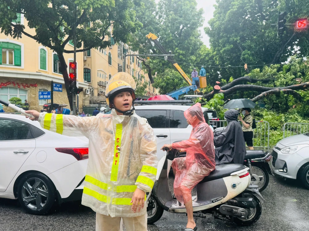 Đội CSGT đường bộ số 2 phân luồng tại Chu Văn An - Trần Phú. Ảnh: CA