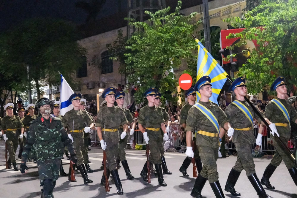 Hình ảnh các quân nhân Nga bước trên ngã tư Nguyễn Thái Học - Chu Văn An.