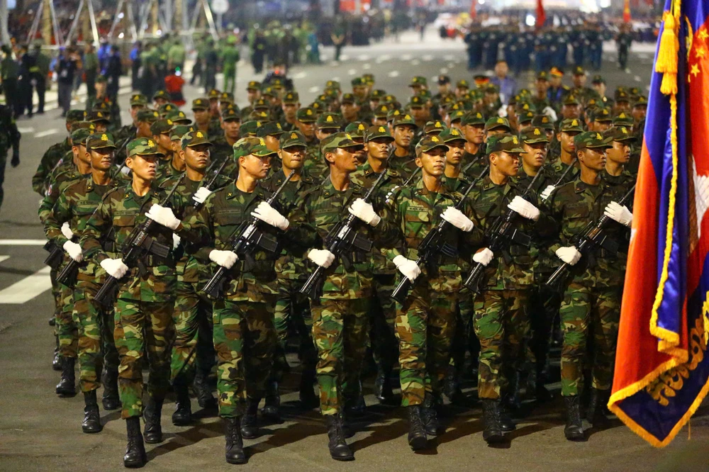 Đội ngũ Quân đội Hoàng gia Campuchia đi đều, ngay ngắn và chỉnh tề.