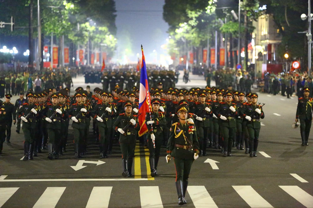 Hình ảnh các quân nhân của Lào trong sau khi bước qua Quảng trường Ba Đình trong lễ sơ duyệt cấp Nhà nước.