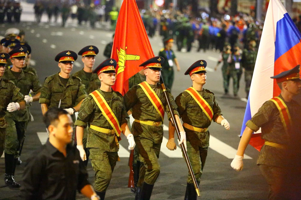 Hình ảnh khối quân nhân Nga sau khi qua Quảng trường Ba Đình, bước đi trên đường Hùng Vương.