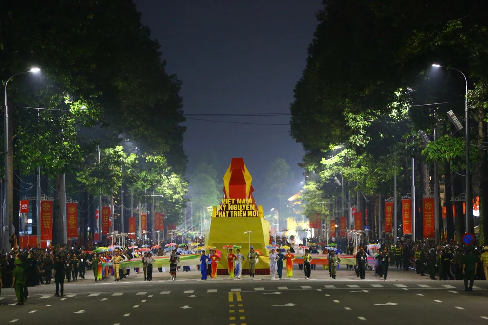 Tối 27-8, tại Hà Nội, diễn ra Sơ duyệt cấp Nhà nước Lễ kỷ niệm, diễu binh, diễu hành 80 năm Cách mạng Tháng Tám thành công và Quốc khánh nước CHXHCN Việt Nam 2-9 (A80).