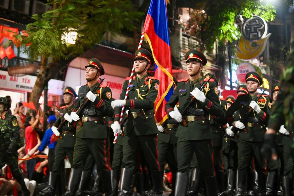 Hình ảnh các quân nhân nước bạn Lào bước trên phố Tràng Thi tại lễ sơ duyệt.