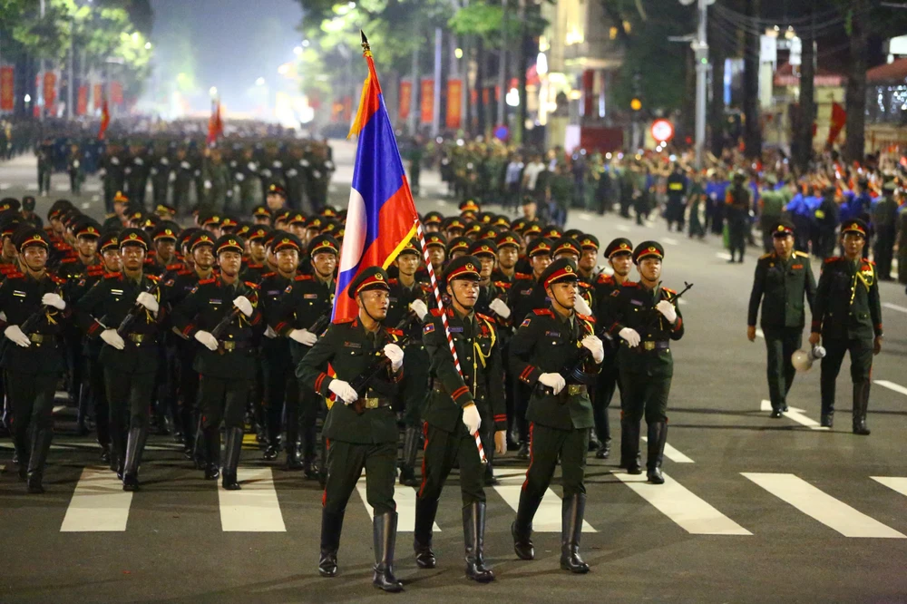 Họ là những quân nhân thuộc Cục Quân huấn Lào được lựa chọn từ những quân nhân ưu tú trong toàn quân để tham dự lễ diễu binh, diễu hành.