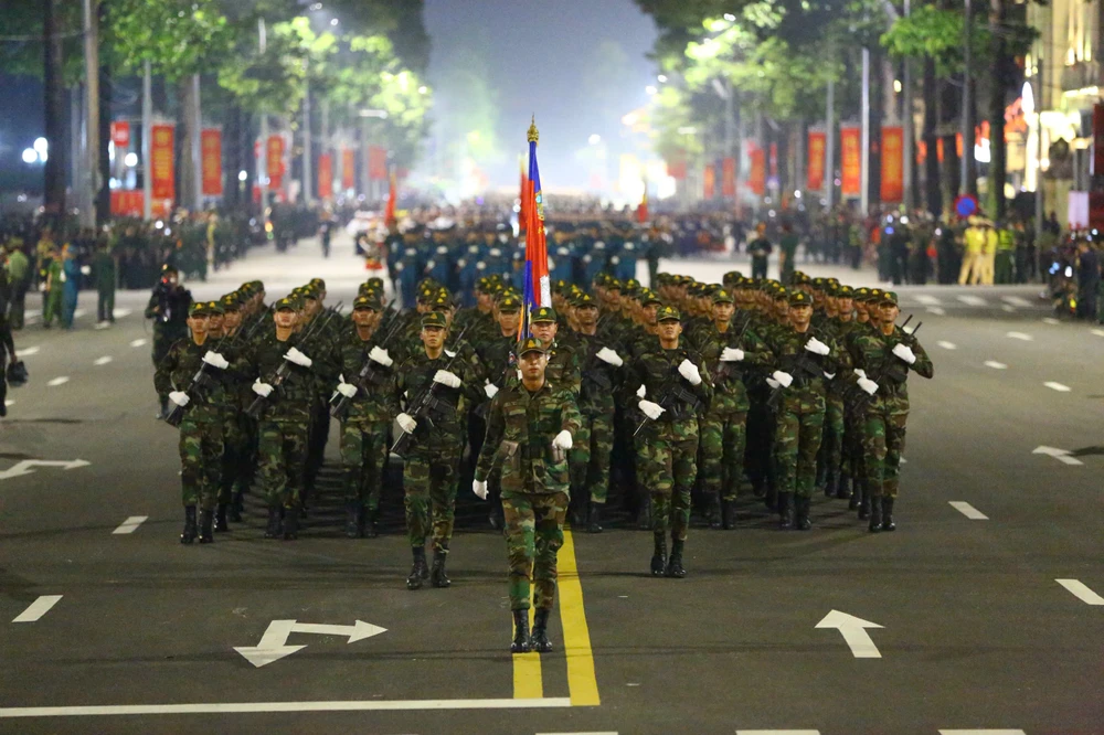 Còn đây là khối Quân đội Hoàng gia Campuchia gồm 120 cán bộ, chiến sĩ.