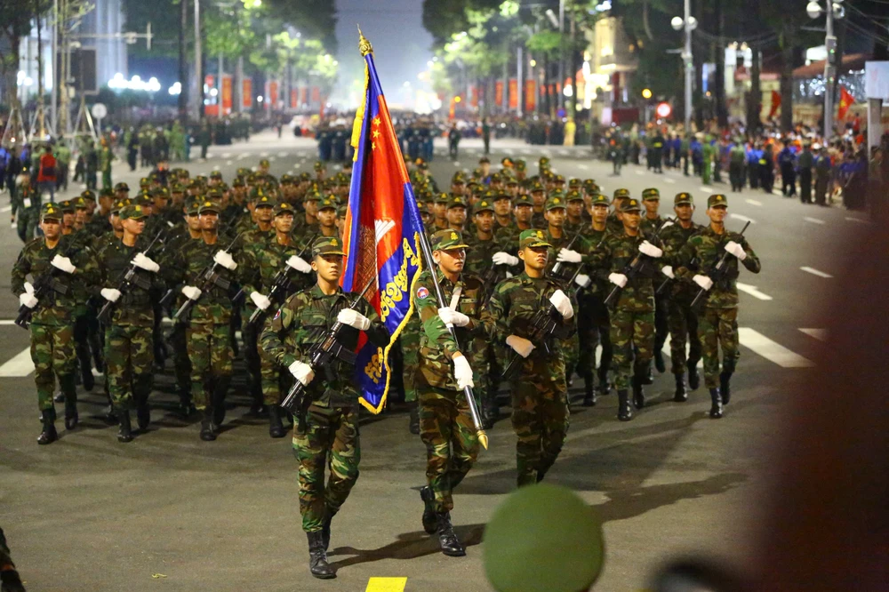 Đây không chỉ là hoạt động giao lưu quân sự, mà còn là minh chứng sinh động cho tình đoàn kết, sự hợp tác toàn diện giữa Quân đội nhân dân Việt Nam và Quân đội Hoàng gia Campuchia.