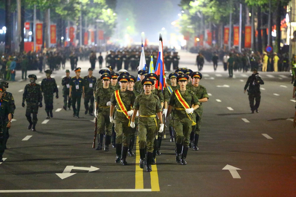 Bên cạnh các khối diễu binh, diễu hành của Việt Nam, lễ sơ duyệt còn có sự xuất hiện của các khối quân nhân nước ngoài gồm: Nga, Lào, Campuchia.