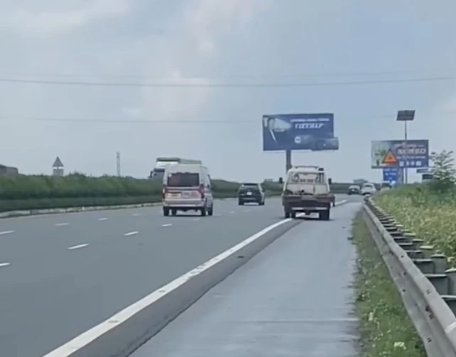 Người dân phản ánh trường hợp tài xế xe tải lùi xe trên cao tốc Pháp Vân – Cầu Giẽ