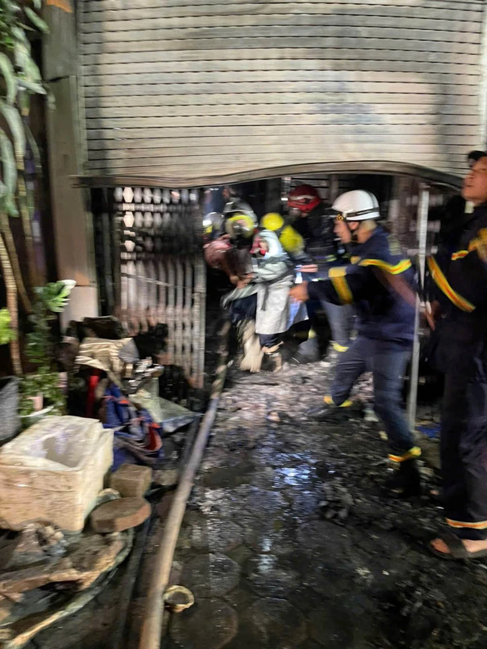 3 nạn nhân được giải cứu thành công tại vụ cháy tại nhà dân trên đường Nguyễn Viết Xuân. Ảnh CA