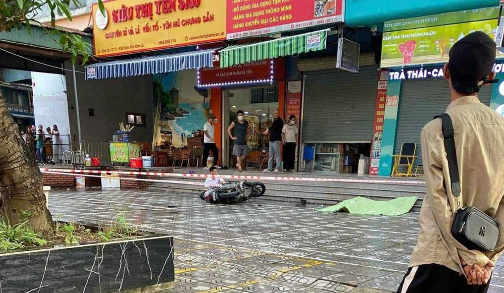 Hiện trường vụ 1 người phụ nữ rơi từ tầng cao của chung cư ở Hà Nội