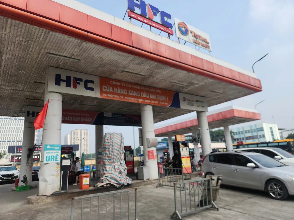 Chiếc ô tô sau khi lùi trúng trụ bơm xăng của Cửa hàng xăng dầu Mai Dịch 1 (Hà Nội) đã gây cháy dữ dội.