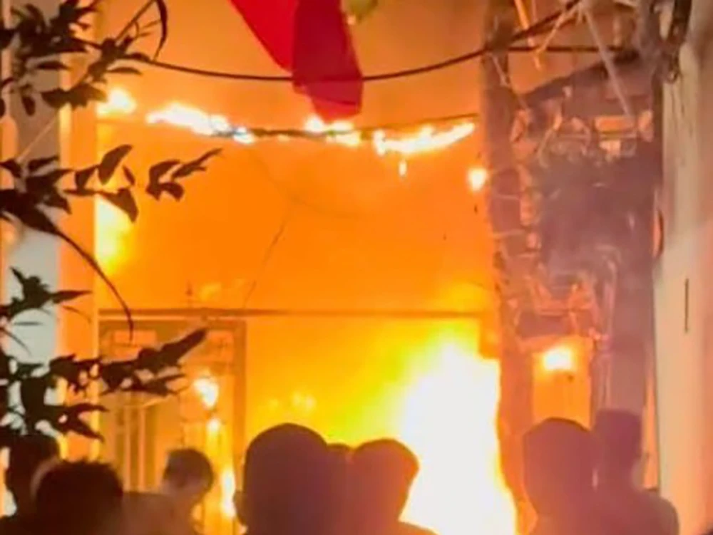 Cảnh sát cứu thoát nhiều người trong vụ hỏa hoạn ở Hà Nội