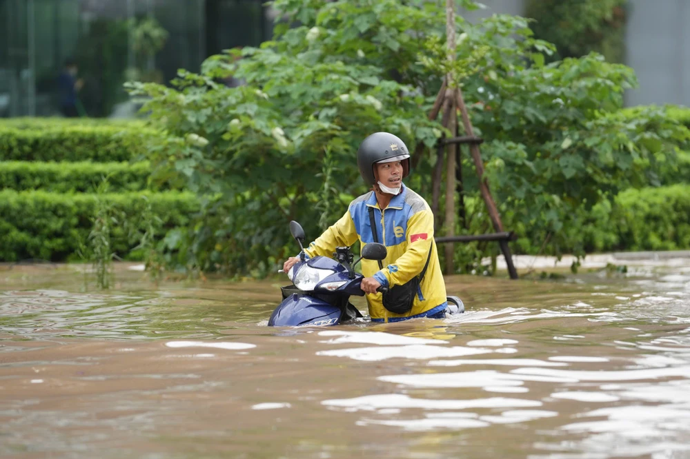 Hình ảnh người dân Hà Nội tiếp tục lội nước đi làm