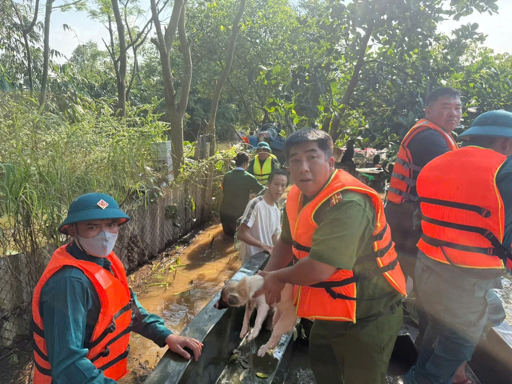 Công an Hà Nội hỗ trợ người dân khắc phục hậu quả do mưa lũ
