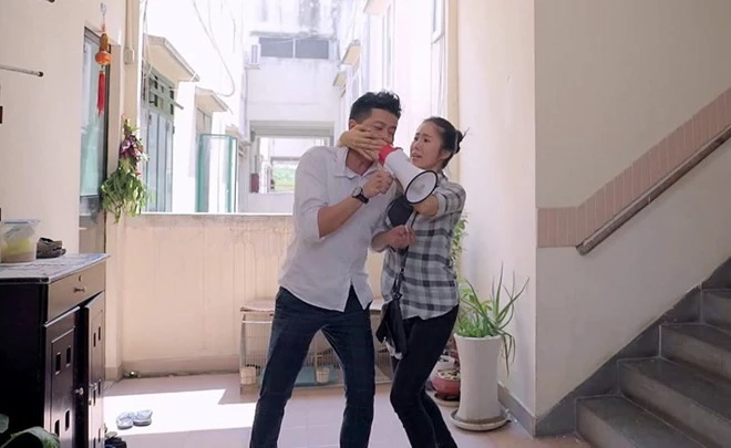 Ngay cả việc Công vác loa nói lớn trước hàng xóm, yêu cầu Hương trả tự do. Ảnh: Chiêu An