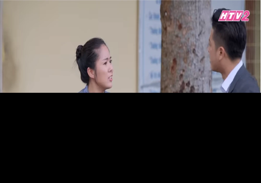 Công tiếp tục làm phiền Hương, yêu cầu cô ký vào đơn ly dị. 