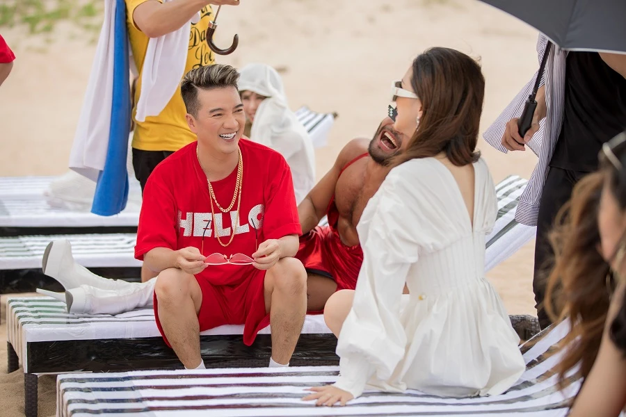 Hương Giang bất ngờ ‘tái hợp’ Mr. Đàm trong MV ‘Hello’ ảnh 3