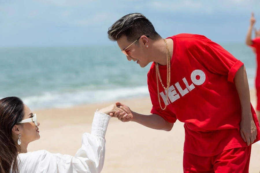 Hương Giang bất ngờ ‘tái hợp’ Mr. Đàm trong MV ‘Hello’ ảnh 4