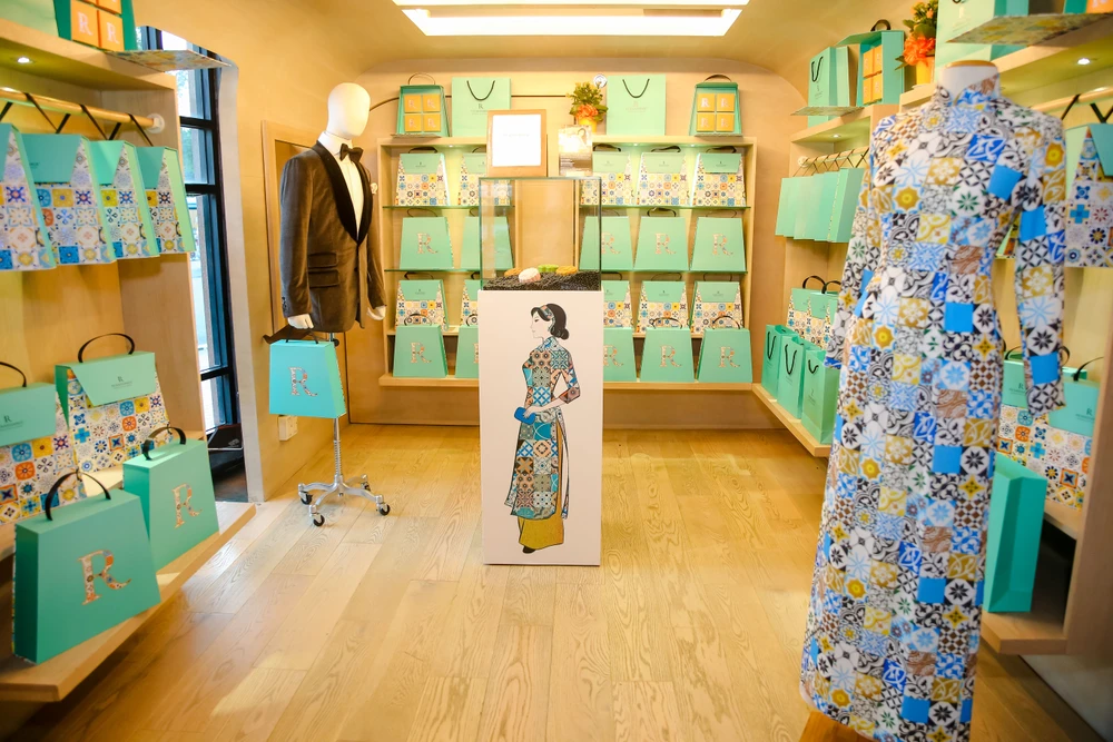 Hộp bánh Trung thu lấy ý tưởng từ 'áo dài cô Ba Sài Gòn' ảnh 4