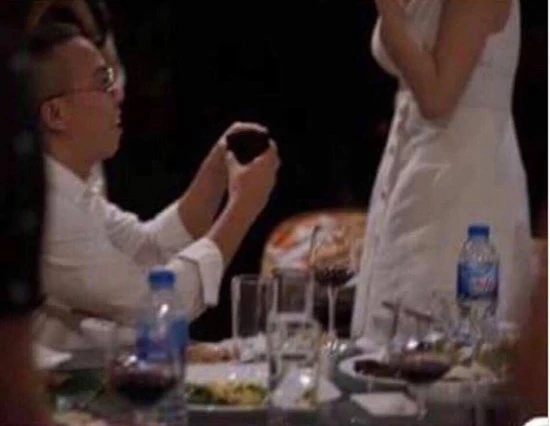 Sự thật chuyện Hoàng Touliver quỳ gối cầu hôn Tóc Tiên