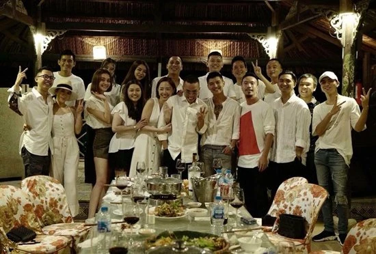 Sự thật chuyện Hoàng Touliver quỳ gối cầu hôn Tóc Tiên