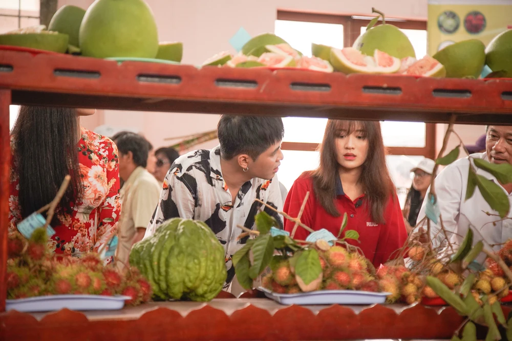 Hậu ra mắt MV mới Gin dắt tay Han Sara về Bến Tre ăn trái cây ảnh 1