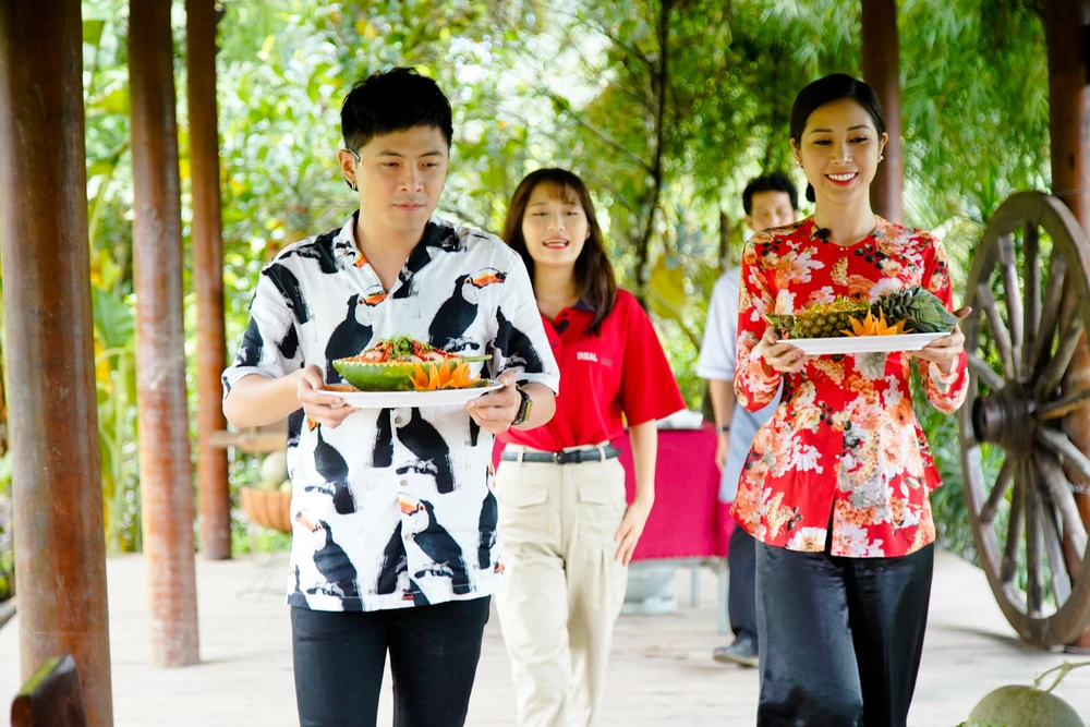 Hậu ra mắt MV mới Gin dắt tay Han Sara về Bến Tre ăn trái cây ảnh 9
