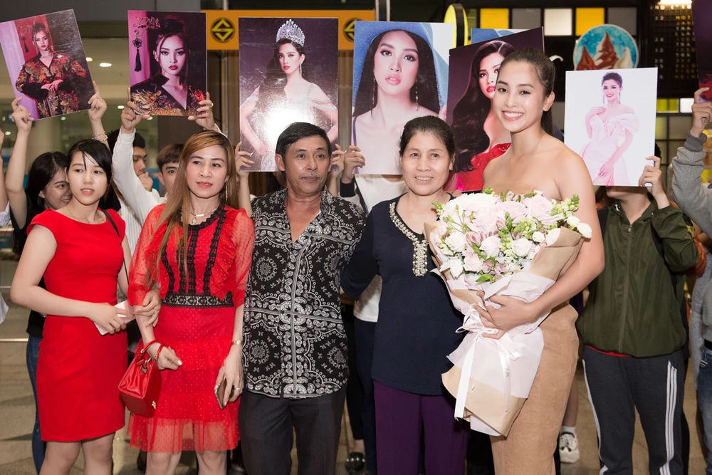 Hoa hậu Mỹ Linh, á hậu Phương Nga ra sân bay đón Tiểu Vy ảnh 4