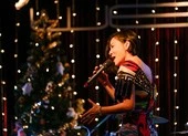 Thu Minh 'sáng chế' điệu nhảy 'cày bừa' trong đêm nhạc Noel