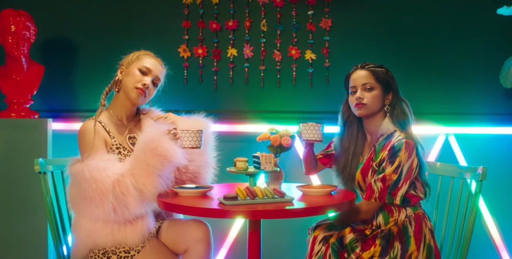 Hai nhóm nhạc đa quốc tịch ra MV mới toanh ảnh 3