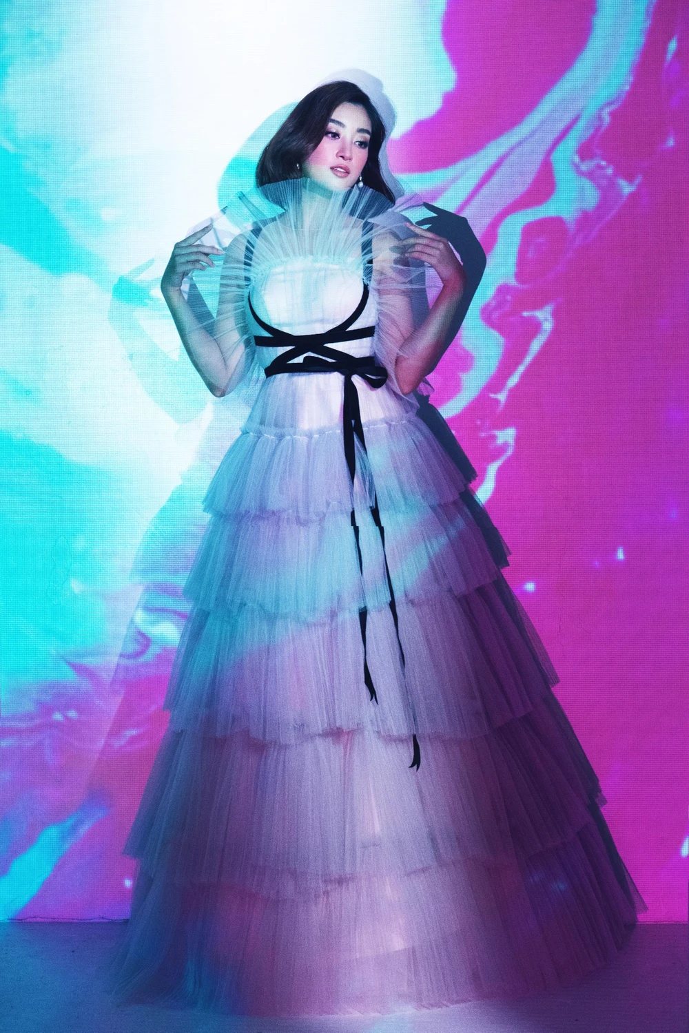 Tiểu Vy, Đỗ Mỹ Linh biến hóa trong bộ ảnh mới ảnh 8