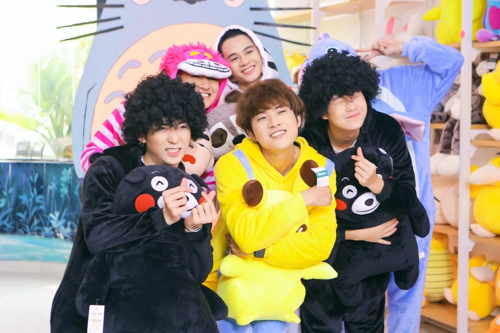 Acy Xuân Tài giấu bố mẹ khi đầu tư MV '7 tỷ người' ảnh 5