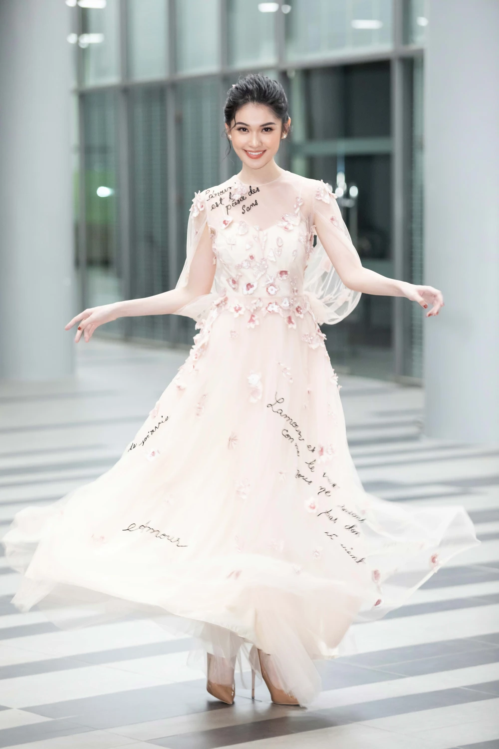 Á hậu Thùy Dung diện váy trắng khoe vẻ đẹp thanh lịch ảnh 4