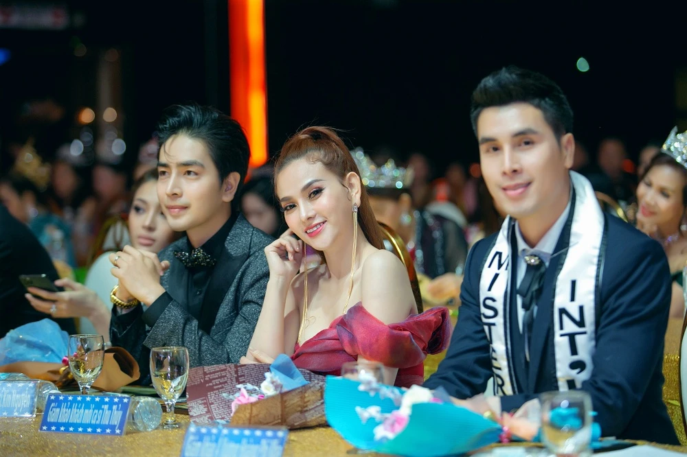 Vợ chồng Thu Thủy ngồi ghế nóng chấm thi nhan sắc ở Malaysia ảnh 2