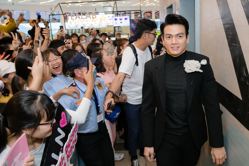 Lan Ngọc, Lê Khanh, Jun Vũ lọt trong vòng vây của khán giả Huế ảnh 3 Lan Ngọc, Lê Khanh, Jun Vũ lọt trong vòng vây của khán giả Huế ảnh 3