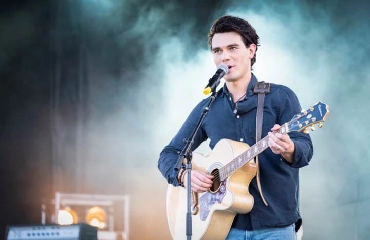 Thổn thức và đong đầy xúc cảm với Vì anh vẫn tin ảnh 8