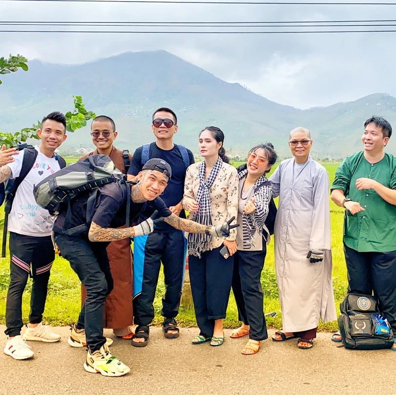 Wowy và Dế Choắt đã tới Quảng Ngãi giúp người dân sau Rap Việt ảnh 6