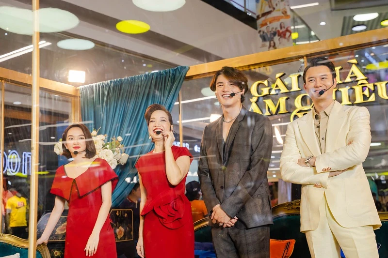 Dàn sao Gái già lắm chiêu V khuấy động trung tâm thương mại ảnh 1