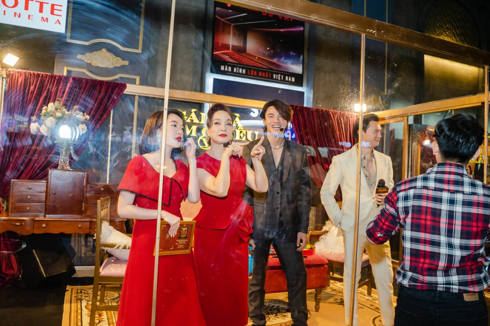 Dàn sao Gái già lắm chiêu V khuấy động trung tâm thương mại ảnh 2