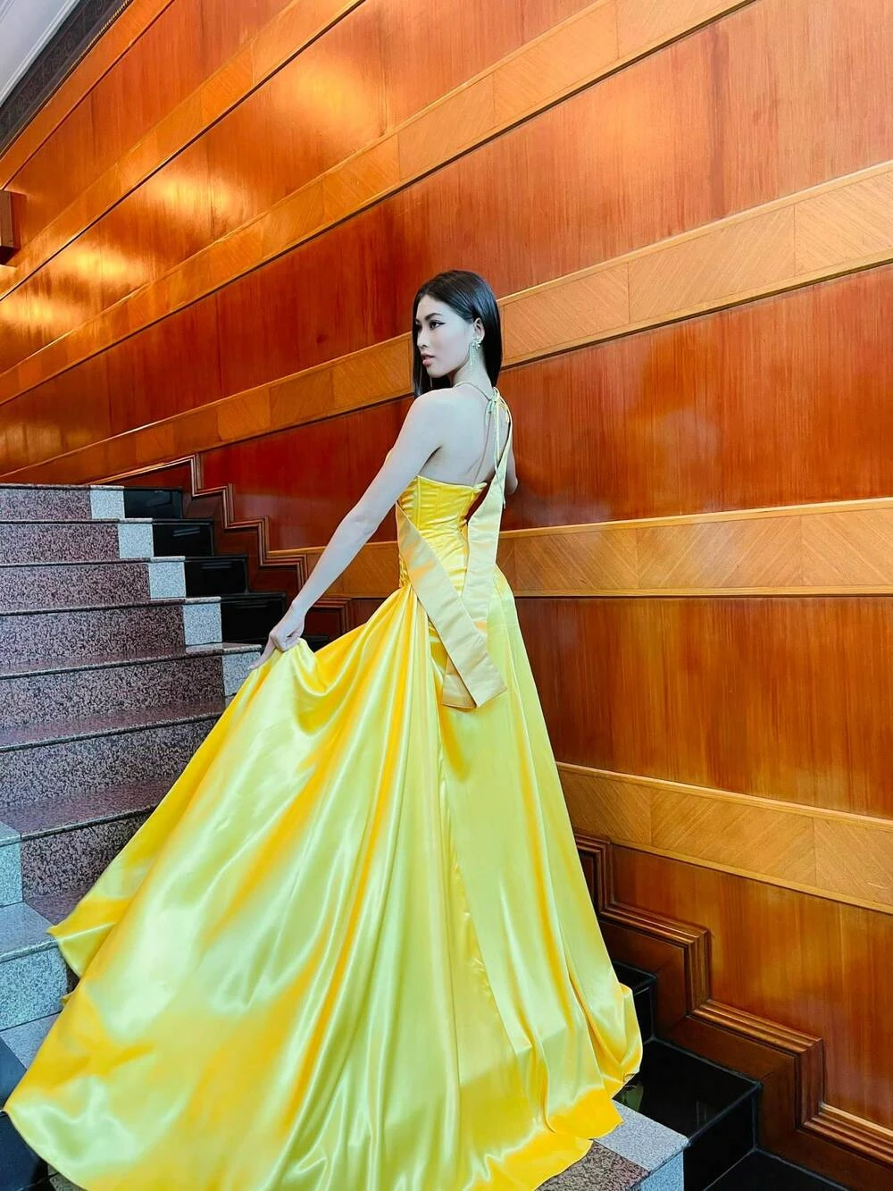 Ngọc Thảo mặc trang phục lộng lẫy bước vào vòng phỏng vấn ảnh 3 Ngọc Thảo mặc trang phục lộng lẫy bước vào vòng phỏng vấn ảnh 3
