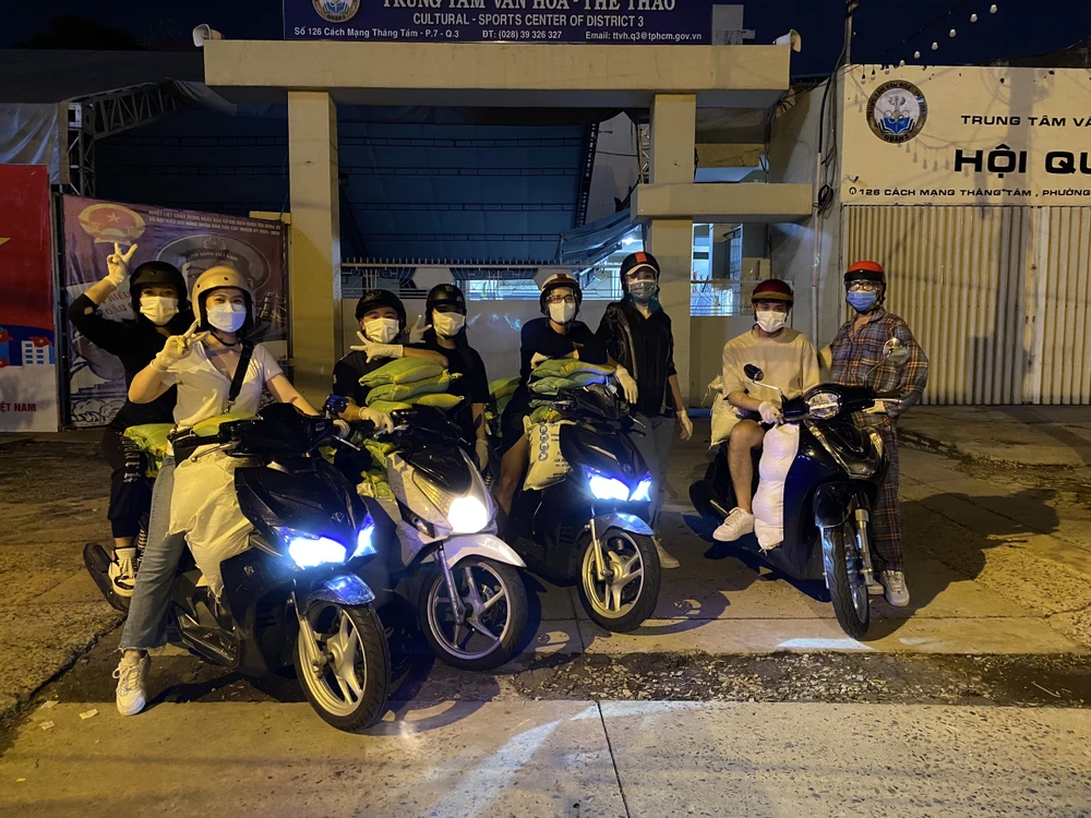 Hoa hậu Tiểu Vy trao tặng 3 tấn gạo cho người nghèo tại TP.HCM ảnh 3 Hoa hậu Tiểu Vy trao tặng 3 tấn gạo cho người nghèo tại TP.HCM ảnh 3