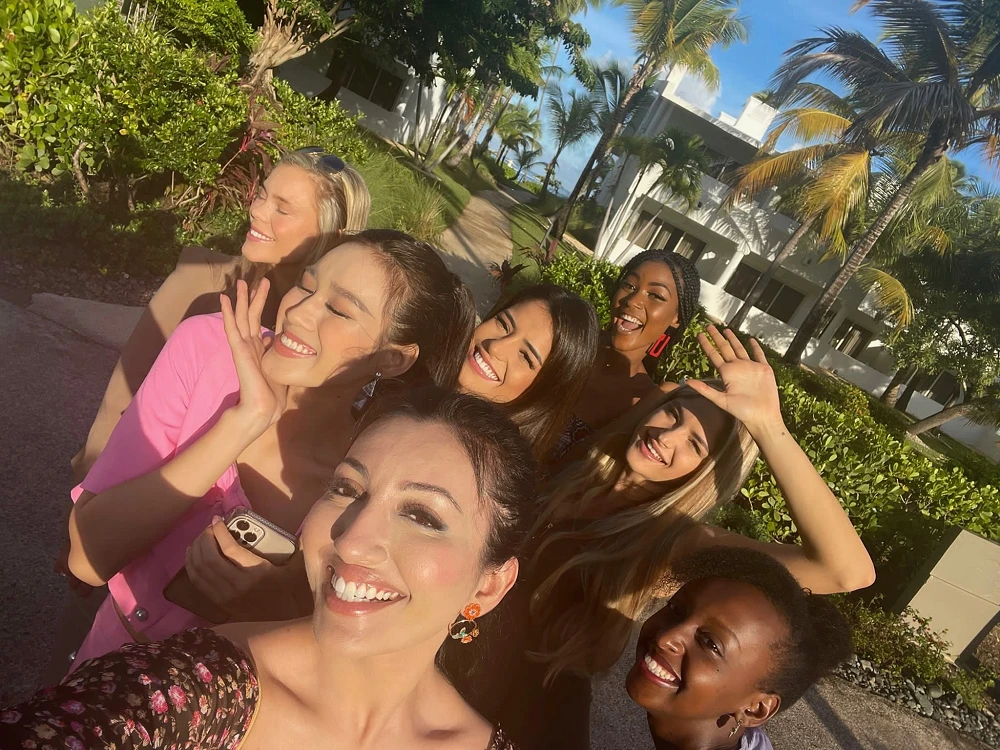 Đỗ Hà xuất hiện tươi tắn cùng dàn thí sinh 'Miss World' sau 40 tiếng bay ảnh 1