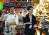MC Quốc Bảo và diễn viên Duy Khương thách nhau mua đồ tại chợ Bến Thành 