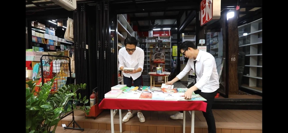 Theo chân Huỳnh Thanh Trực và MC Quốc Bảo khám phá Đường sách Nguyễn Văn Bình ảnh 4