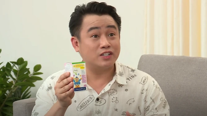 Người cha mua thực phẩm cho con sử dụng.